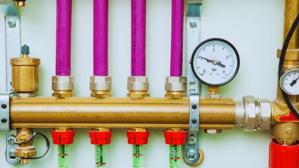 Central heating manifold with pressure gauge